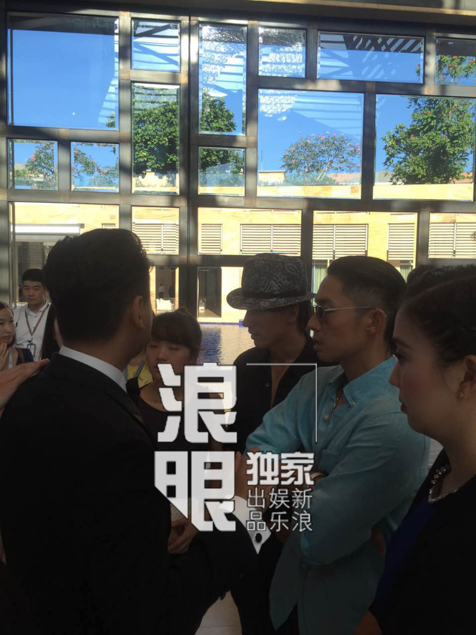 独家:言承旭现身朱孝天婚礼 和吴建豪手挽手-中