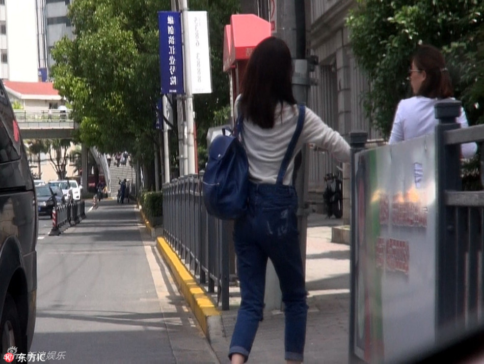 图片:刘诗诗穿破洞背带牛仔裤现身 气质清新 - 娱乐明星 - 黔南在线-黔南论坛