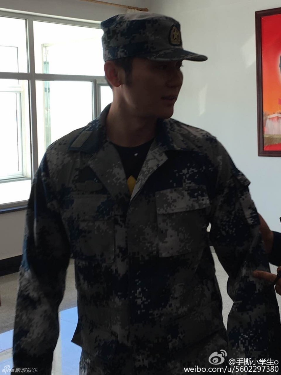 组图:兵哥哥!李晨穿迷彩服魁梧 疑拍《霸天狼》
