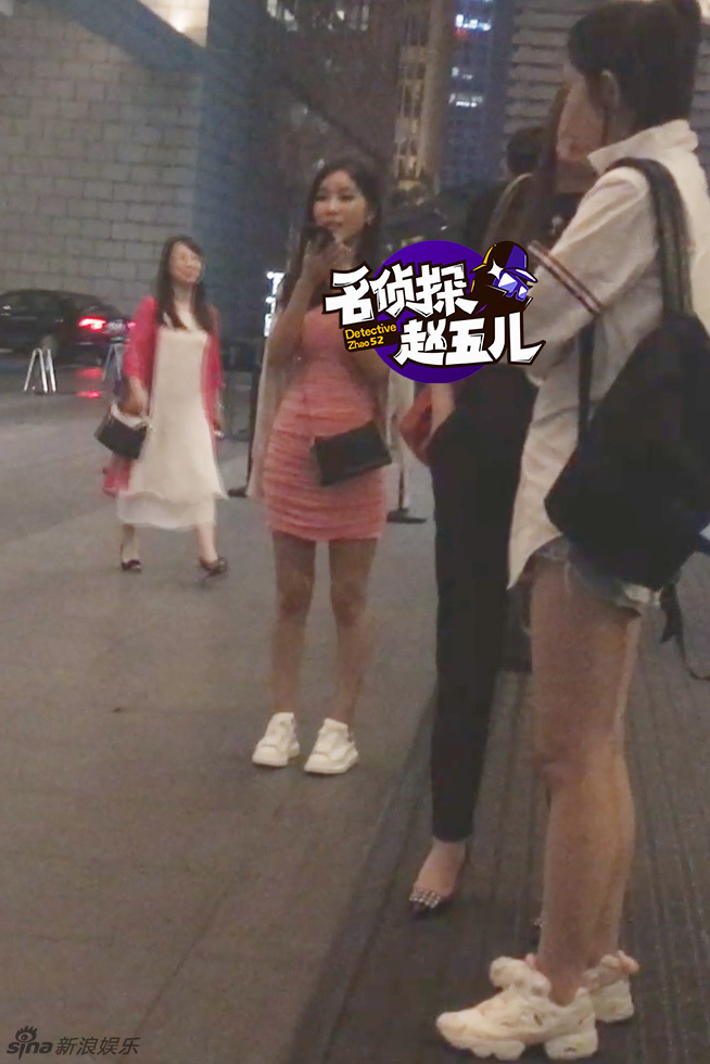 组图: 周玲安 性感短裙秀美腿 刷手机孤独等车-中