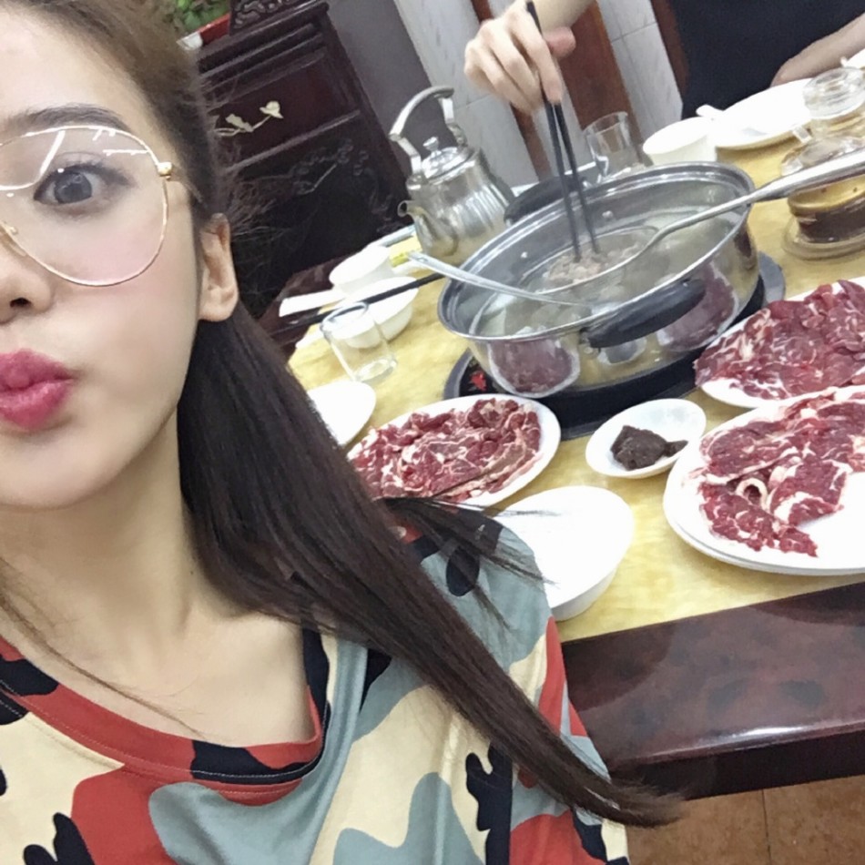 图片:光晒不吃超心机?网红夏夏大吃火锅贴秋膘