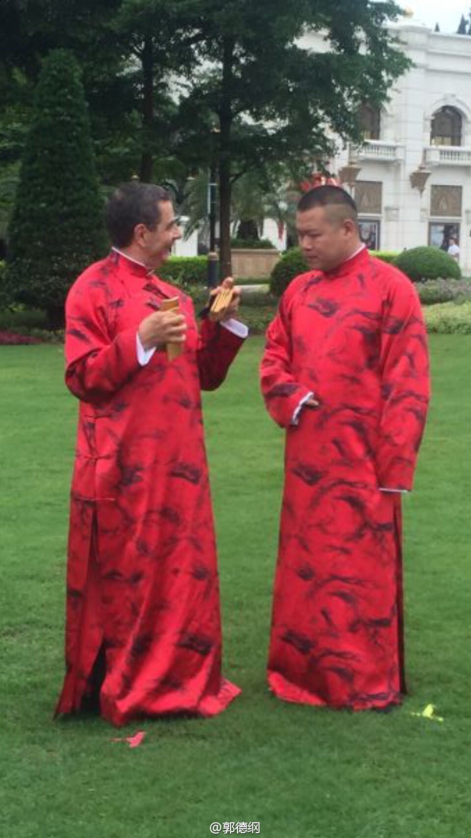 组图:郭德纲教憨豆先生打快板 穿长袍喜感十足