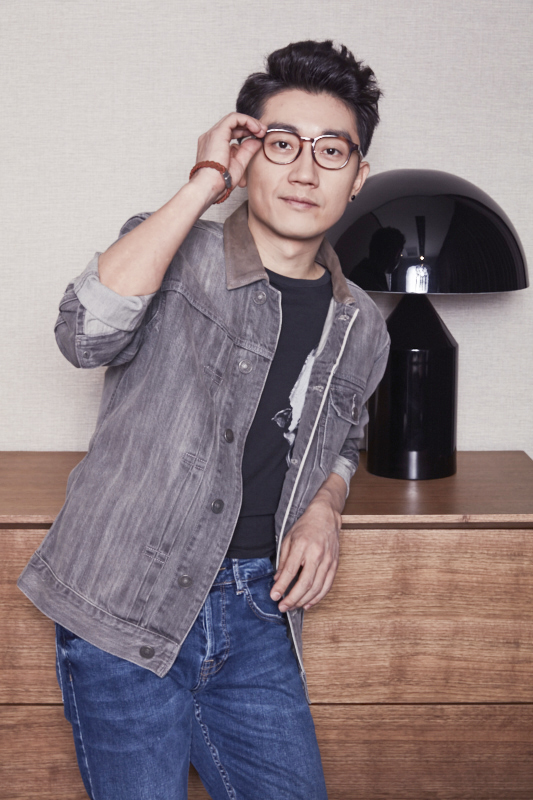 组图:金志文初秋写真曝光 复古镜框展成熟魅力_高清