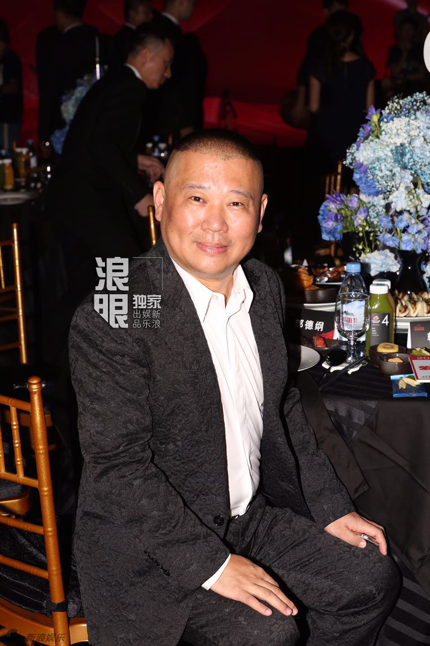 芭莎慈善夜众星云集拍合照