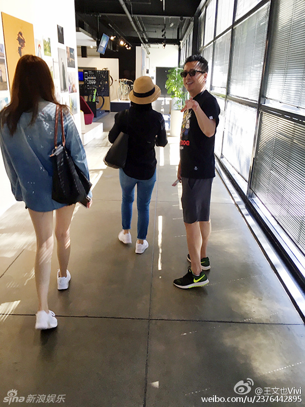 组图:王中磊送女儿出国读书 王文也大长腿吸睛_高清