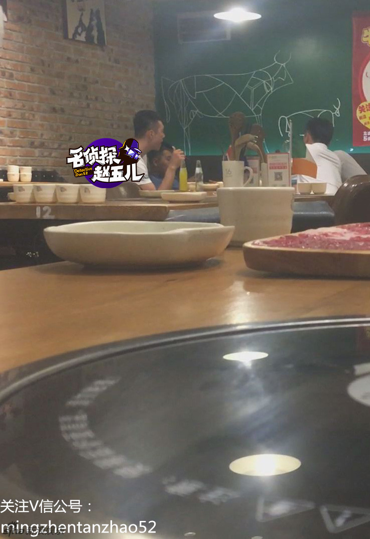 组图:男篮翟晓川畅快吃火锅 抽烟聊天心情好