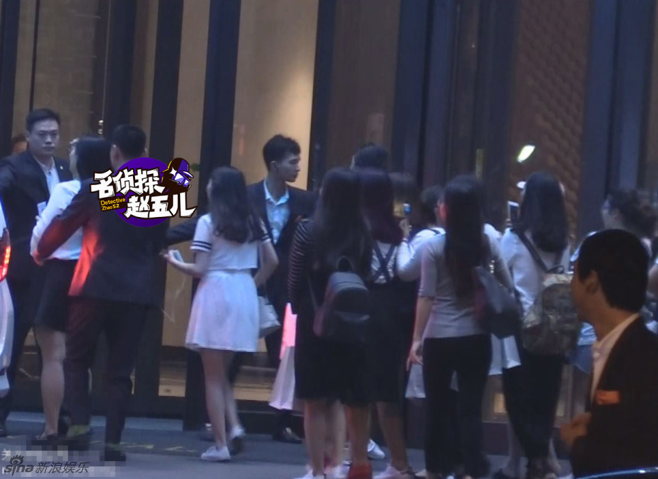 组图:杨洋收顶级名包生日豪礼 粉丝追随拍照_高清图集