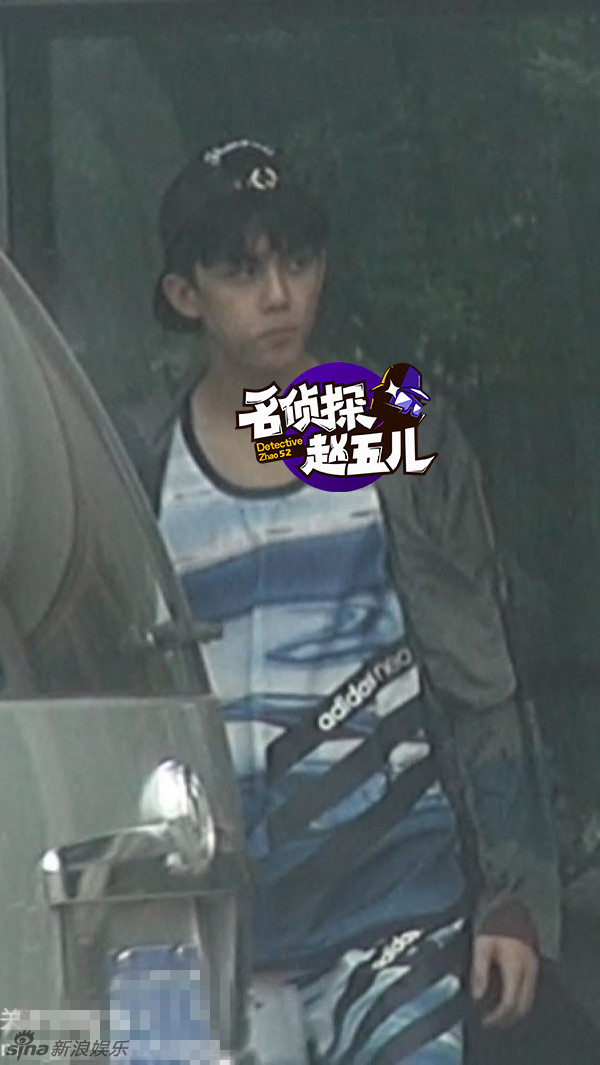 吴磊行程太忙边走边吃 妈妈姐姐全程伺候