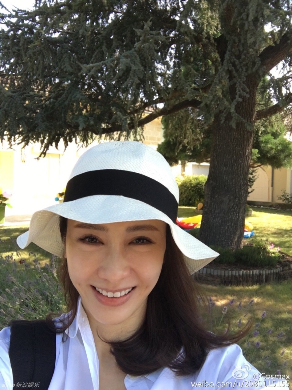 幸福常在"不过照片中,黎姿脸僵略变形,不过气质仍佳甜蜜微笑.