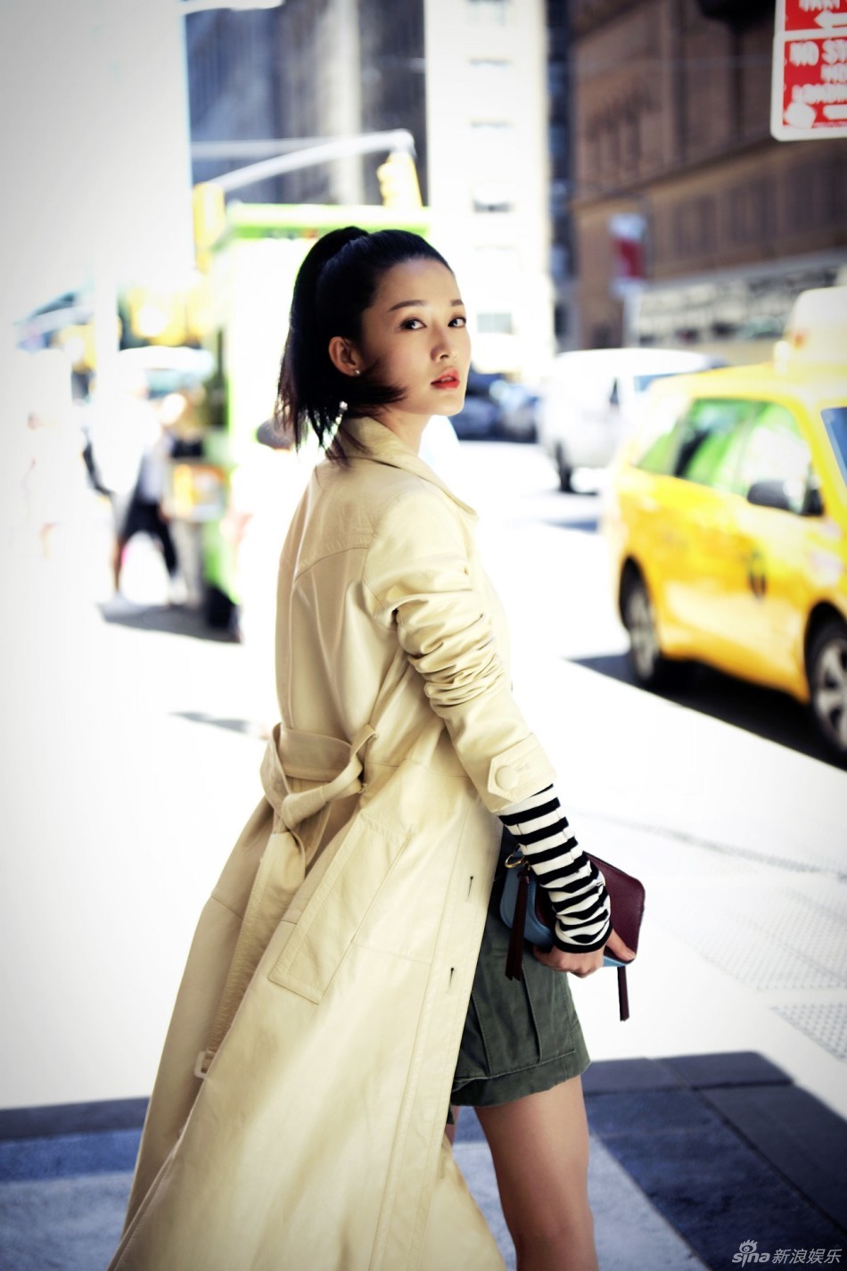 组图:李沁纽约时装周酷帅收官 和欧阳娜娜卖萌