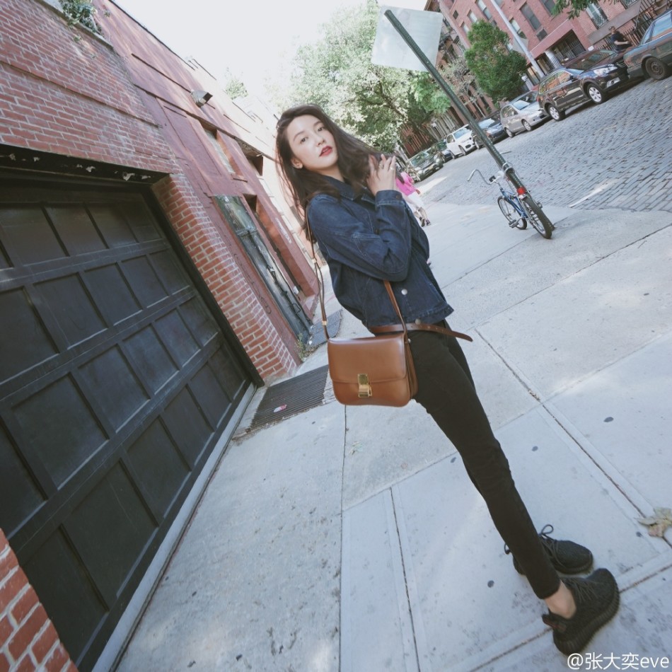 大嘴笑容无公害！网红张大奕晒街拍美照