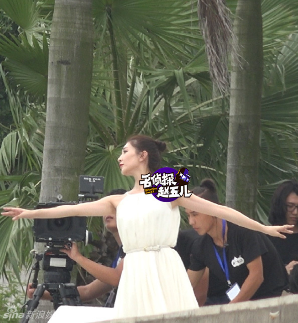 .五儿报道:小哇钟汉良和江疏影合作的新戏正在