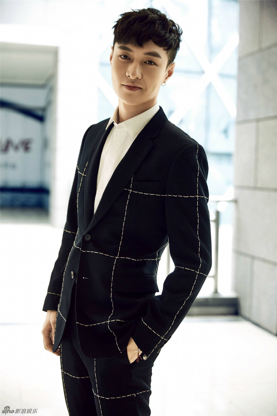 张艺兴最新写真曝光:小鲜肉蜕变优雅型男-股民