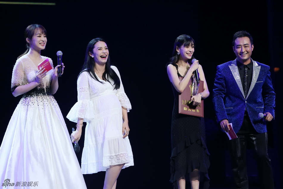 姚晨挺孕肚参加百花 baby被问孕事打太极