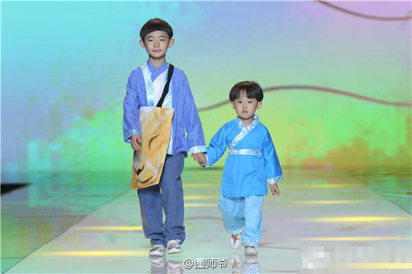 易烊千玺弟弟北京时装周走秀 帅气不怯场 -- 佛山E家|佛山信息网|顺德信息网|第一综合信息门户网-FSEHOME.COM