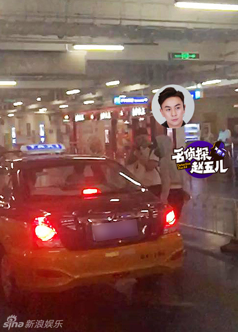 释小龙 恋情 八卦 释小龙与女子搂腰牵手逛街_