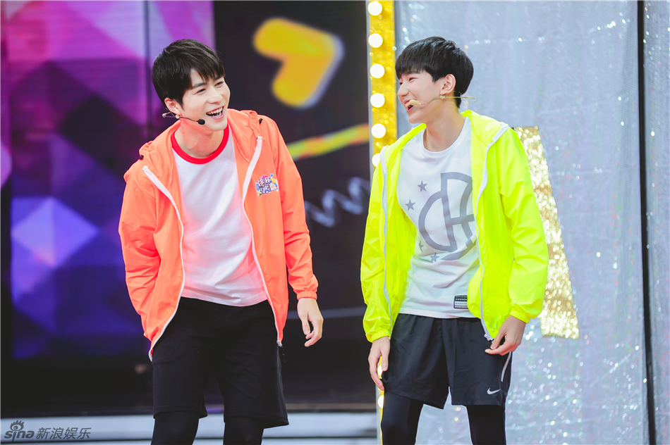 组图:王源二次元发型呆萌 臂力无穷竟背郭敬明