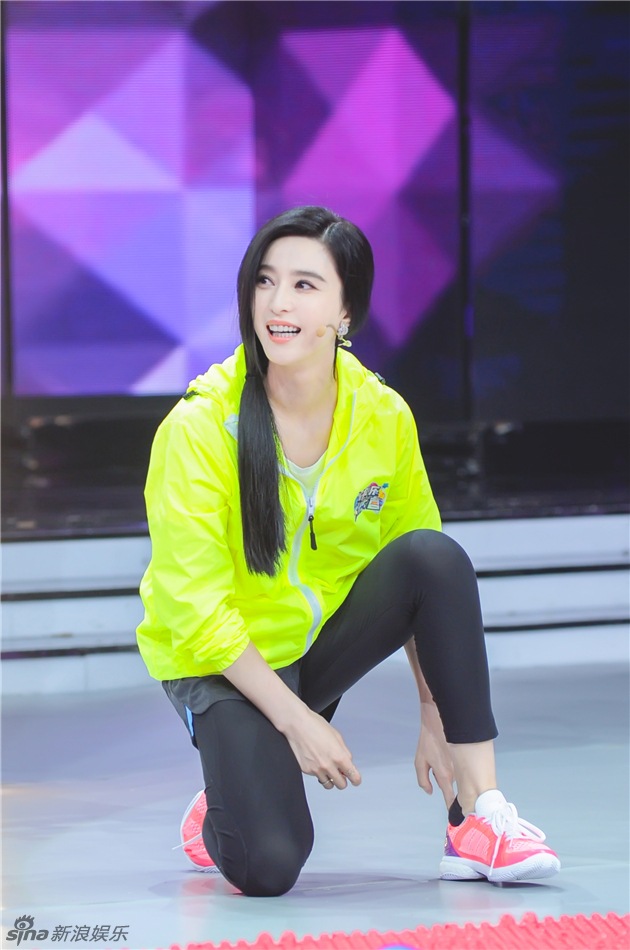 组图:王源二次元发型呆萌 臂力无穷竟背郭敬明