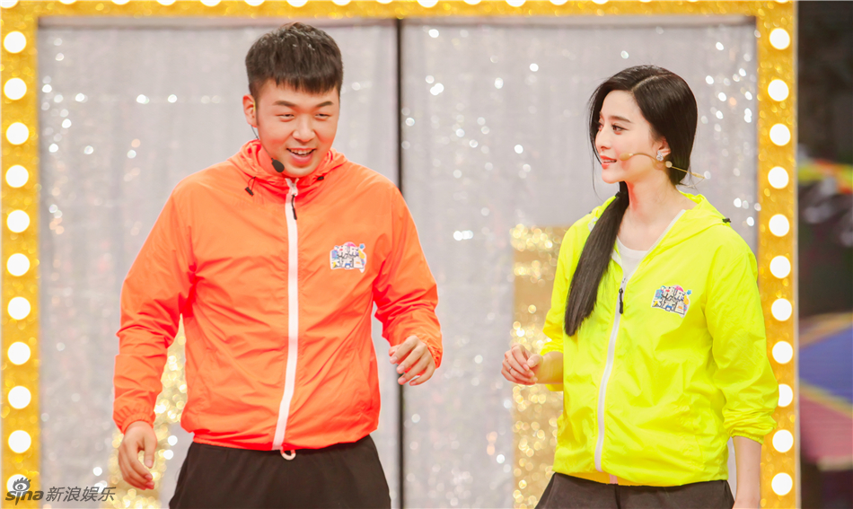 组图:王源二次元发型呆萌 臂力无穷竟背郭敬明