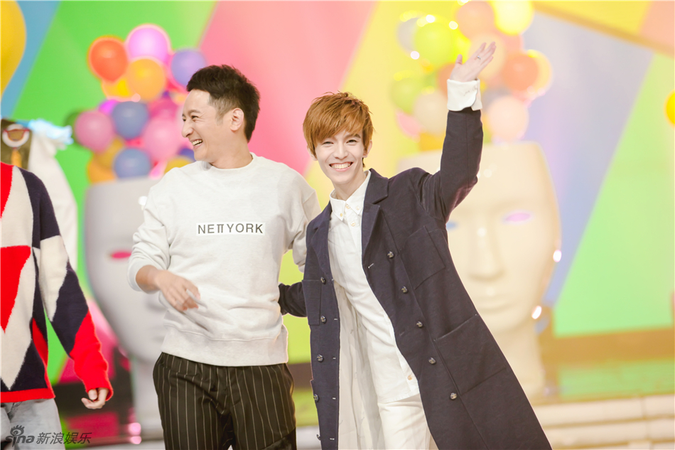 组图:王源二次元发型呆萌 臂力无穷竟背郭敬明