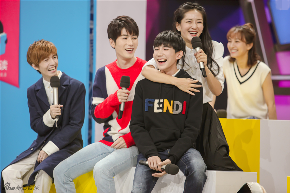 组图:王源二次元发型呆萌 臂力无穷竟背郭敬明