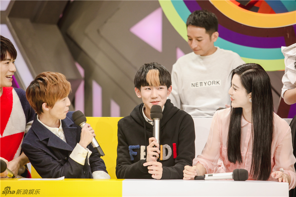 组图:王源二次元发型呆萌 臂力无穷竟背郭敬明