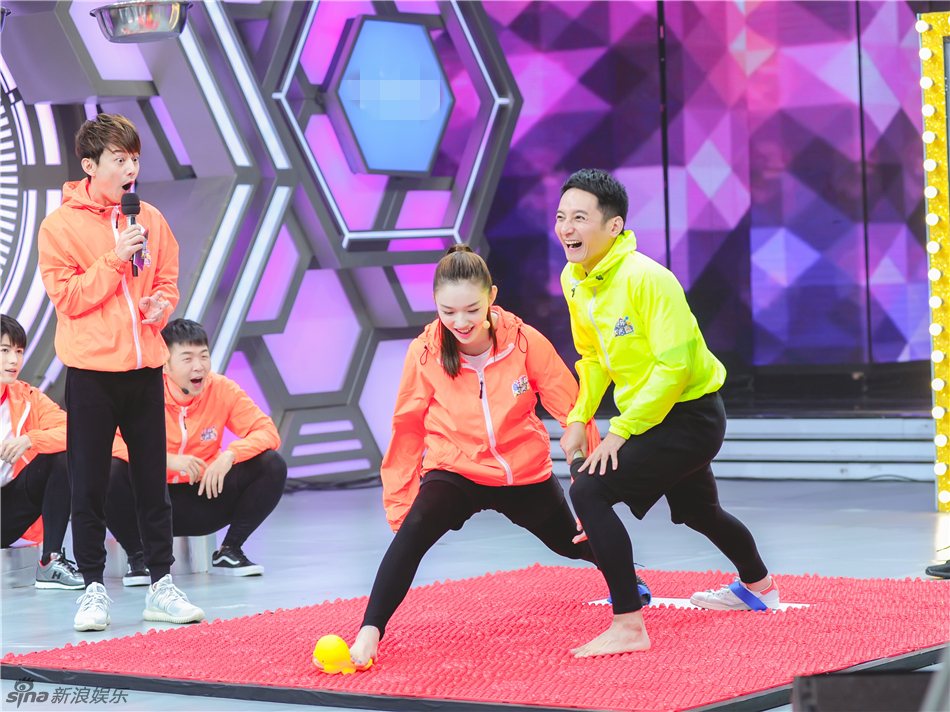 组图:王源二次元发型呆萌臂力无穷竟背郭敬明