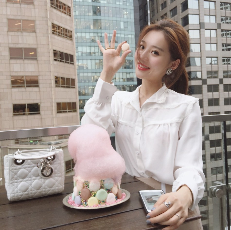 网红生活好滋润!夏夏吃香喝辣甜美依旧