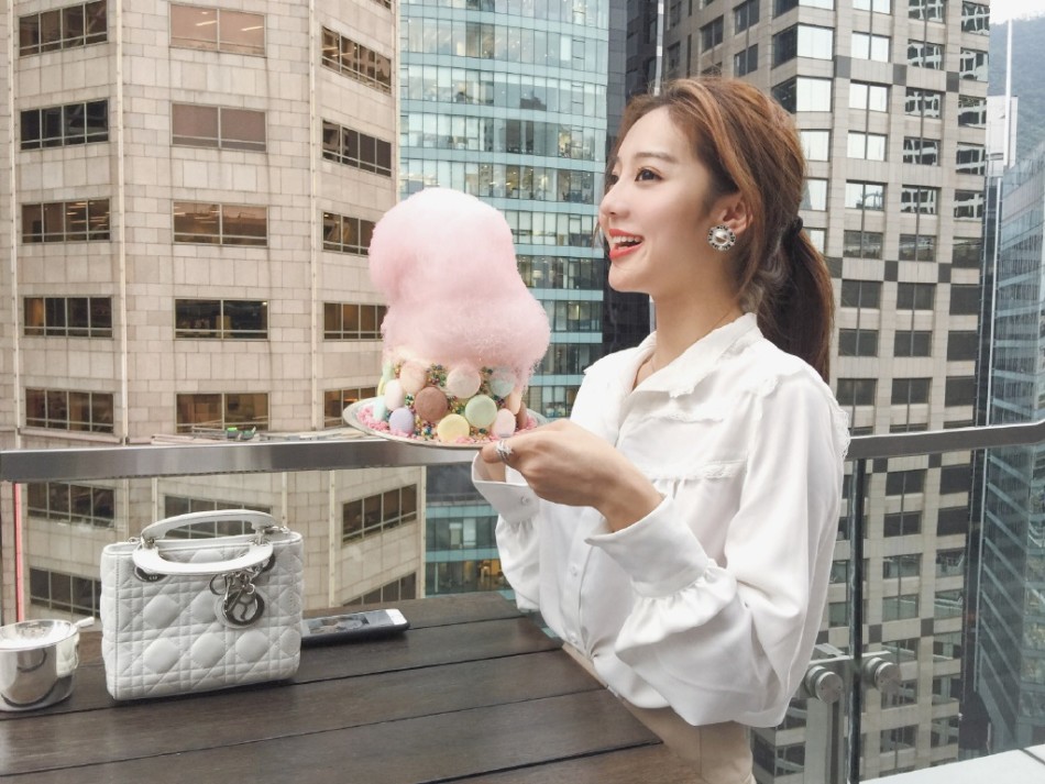 组图:网红生活好滋润!夏夏吃香喝辣甜美仍旧 -