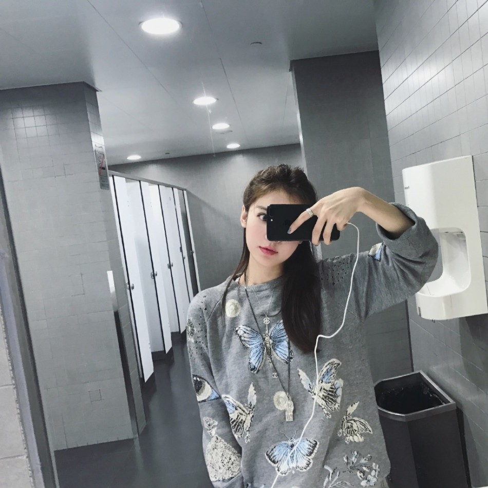 组图:网红生活好滋润!夏夏吃香喝辣甜美仍旧 -