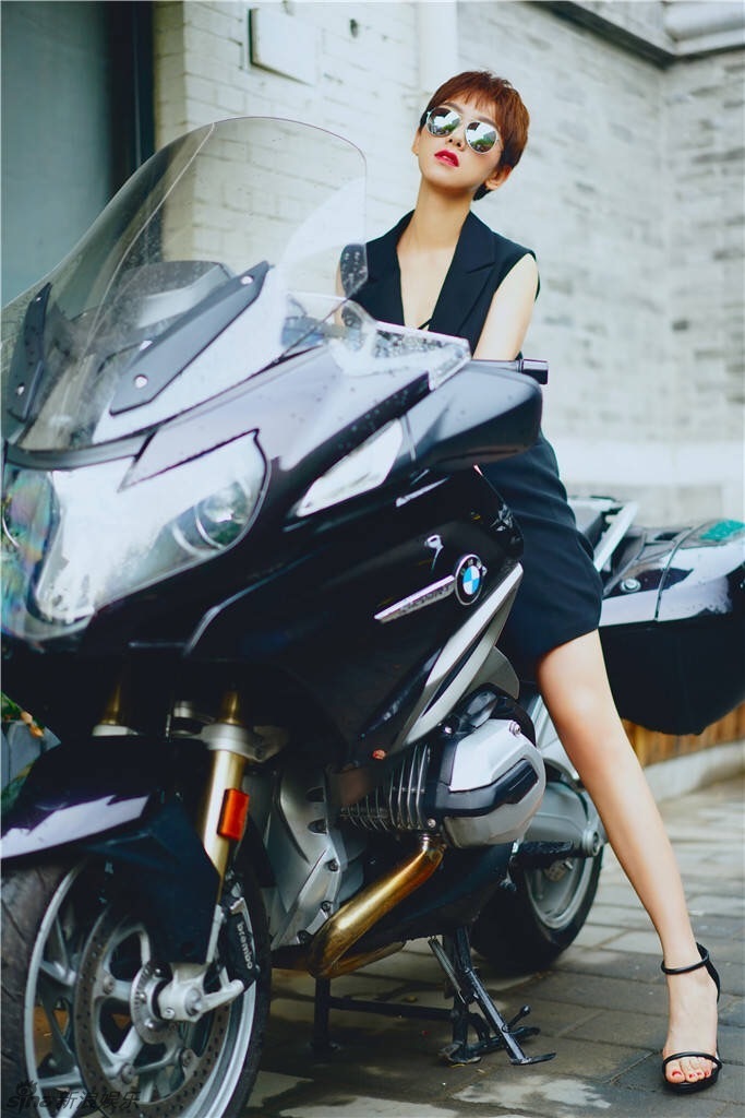 李晓峰街头性感骑机车 冷艳曼妙秀长腿