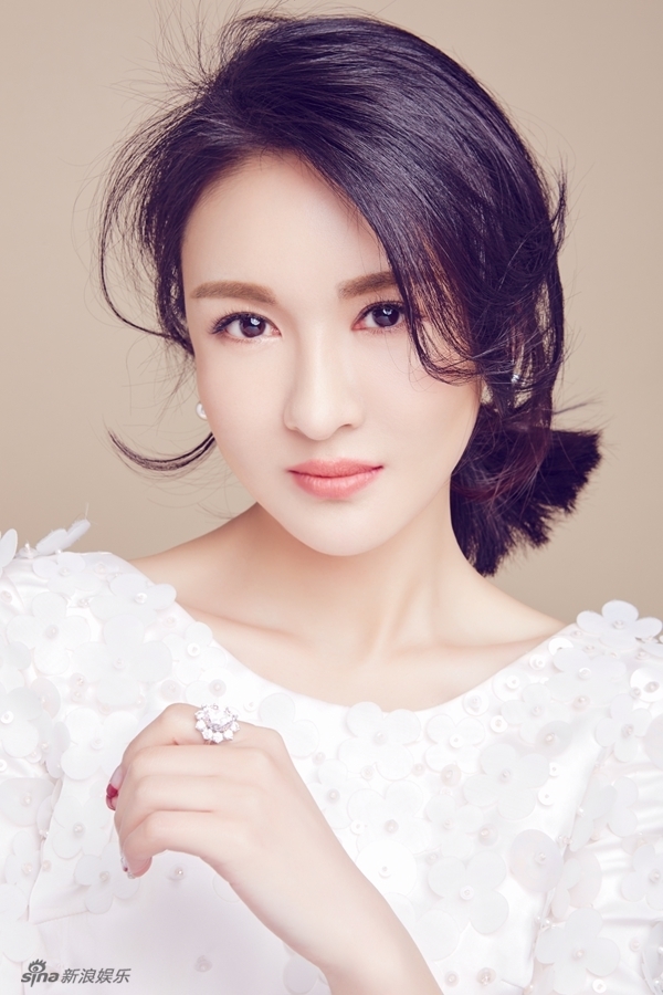 组图:郑逸桐清新甜美秀美背 雅致长裙自然随性_高清