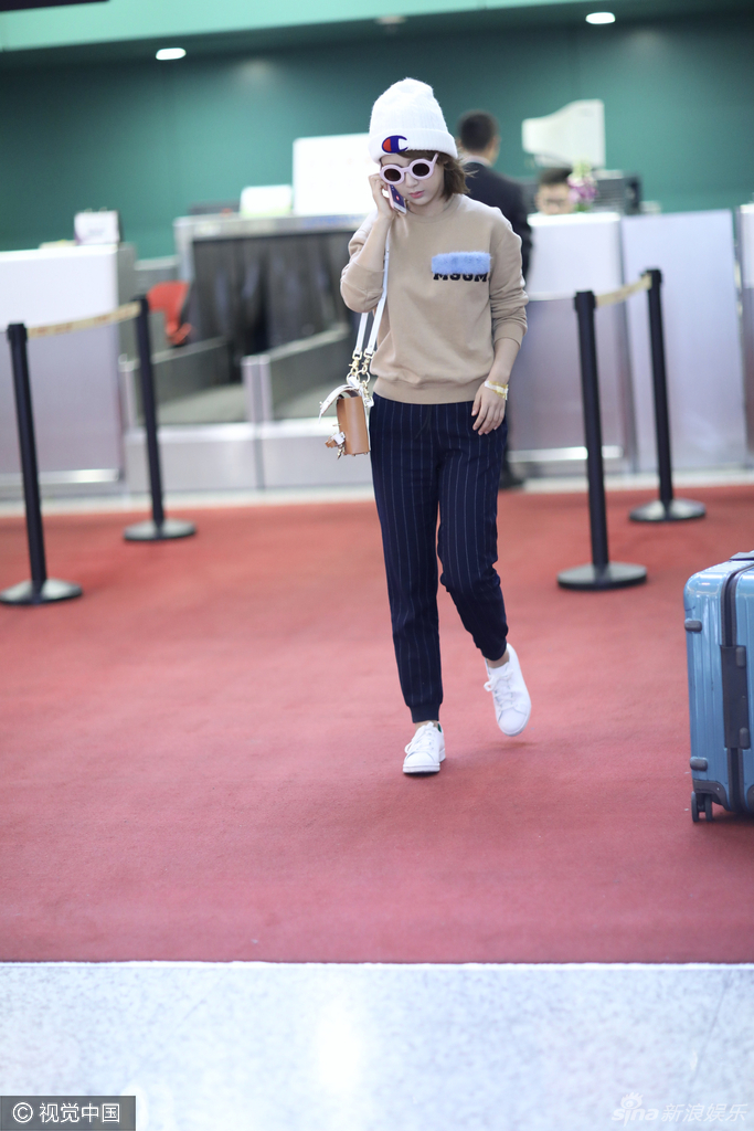 组图:杨紫带病工作面色苍白 手背露输液伤口