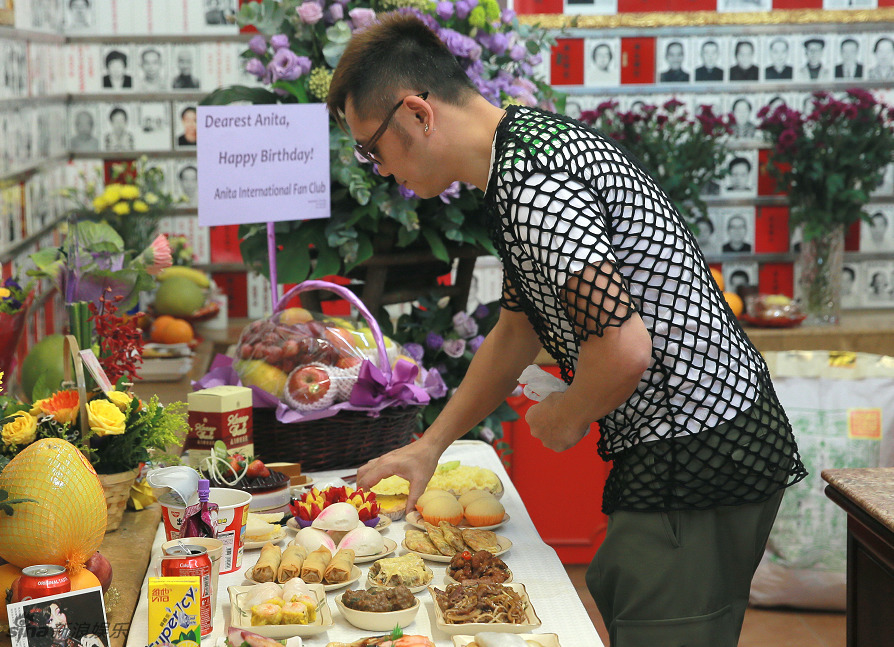 组图:梅艳芳53岁冥诞 苏志威祭拜纪念恩师_高清图集_新浪网