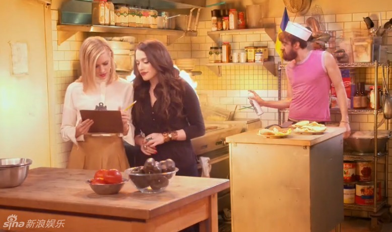 组图:《破产姐妹》回归 苏菲生女搞笑又温馨