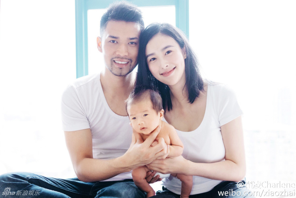 “兽兽”翟凌女儿满月晒全家福合照 获老公吻额头甜蜜有爱