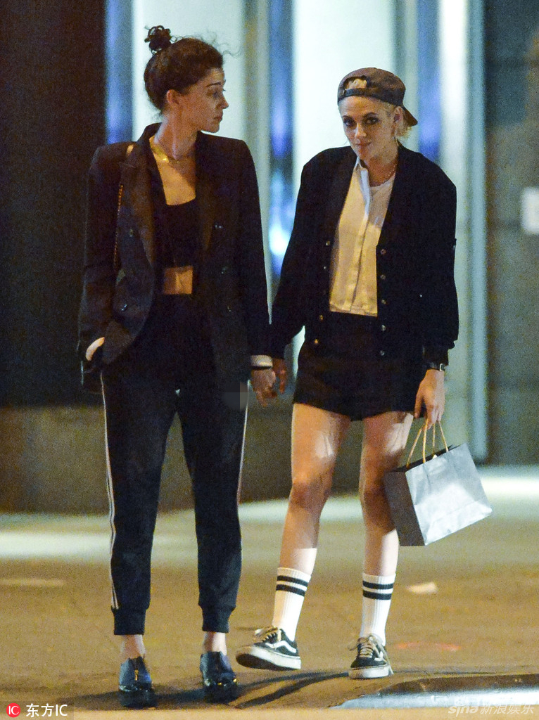 图片:暮光女街头牵手女歌手似新恋情曝光 - 娱