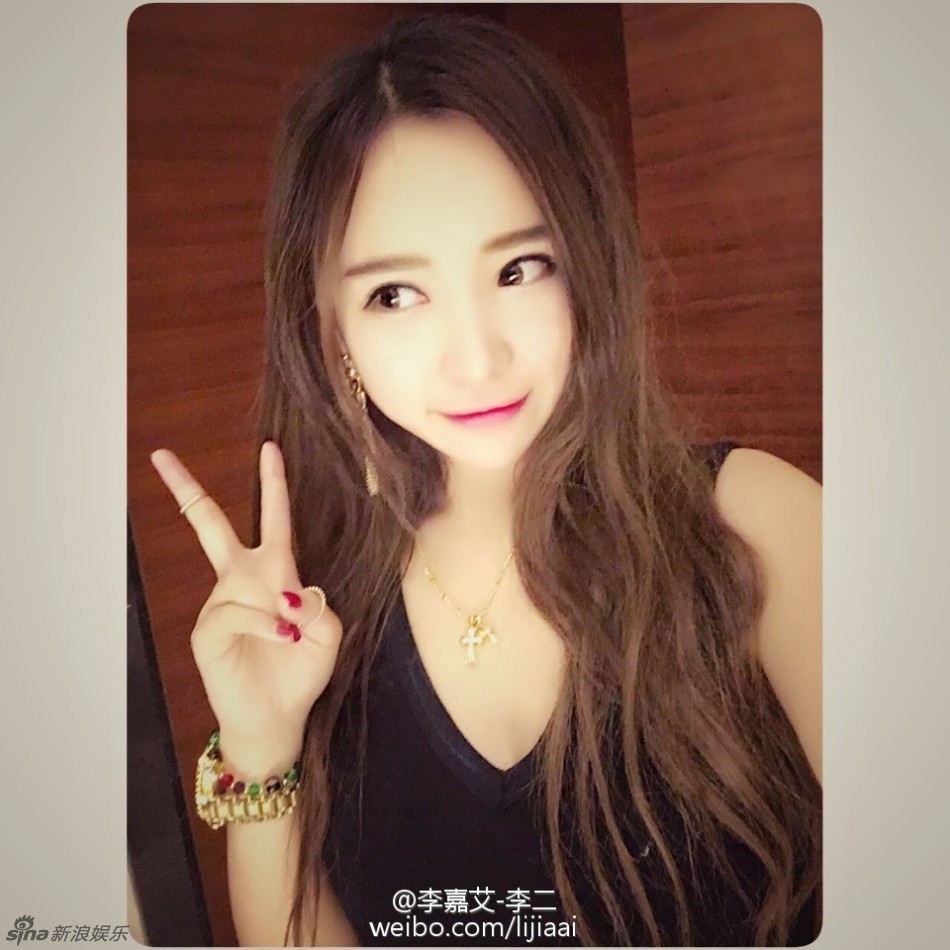李二本名李嘉艾 私照豪放秀g奶
