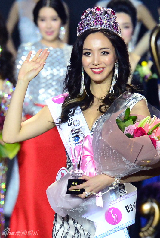 她选美夺冠后私照大公开 全国网民热议“胸太假”