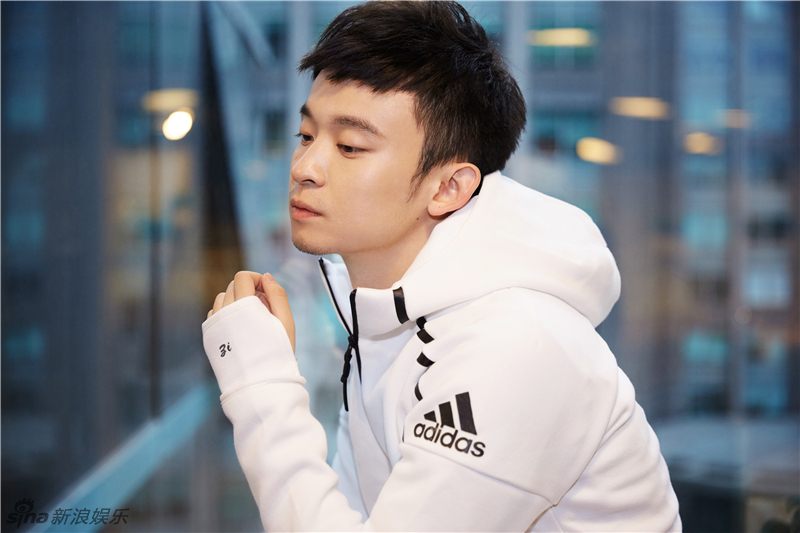 董子健续胡茬变忧郁型男 轻熟玩转混搭风