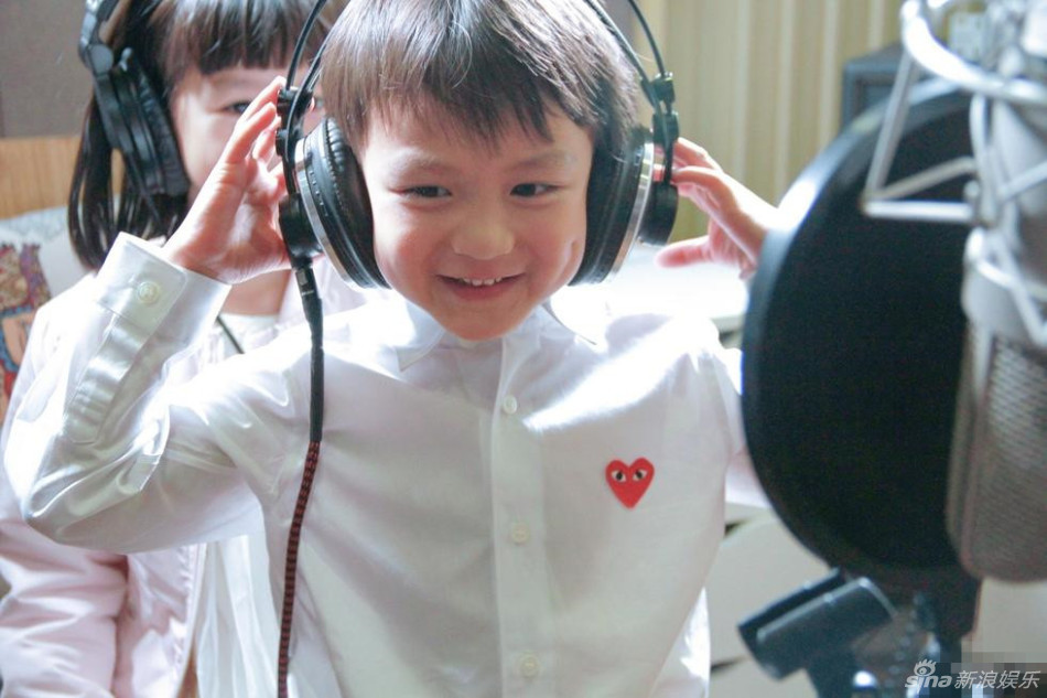 小亮仔录音超认真 田亮陪玩-新华网云南
