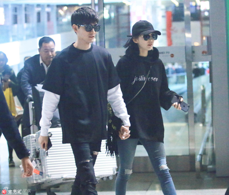 张翰,古力娜扎现身北京机场,十指紧扣秀长腿,亲昵甜蜜超恩爱.