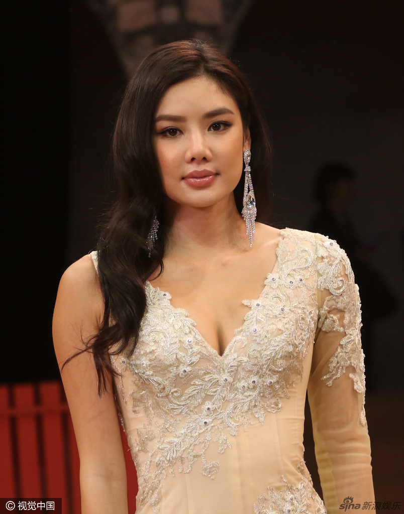 乐基儿身材壮阔,昔日天王嫂乐基儿,组图:昔日天王嫂乐基儿走秀摔跤 深V险泄春光,乐基儿,黎明,,爱美女,爱好,MY爱好