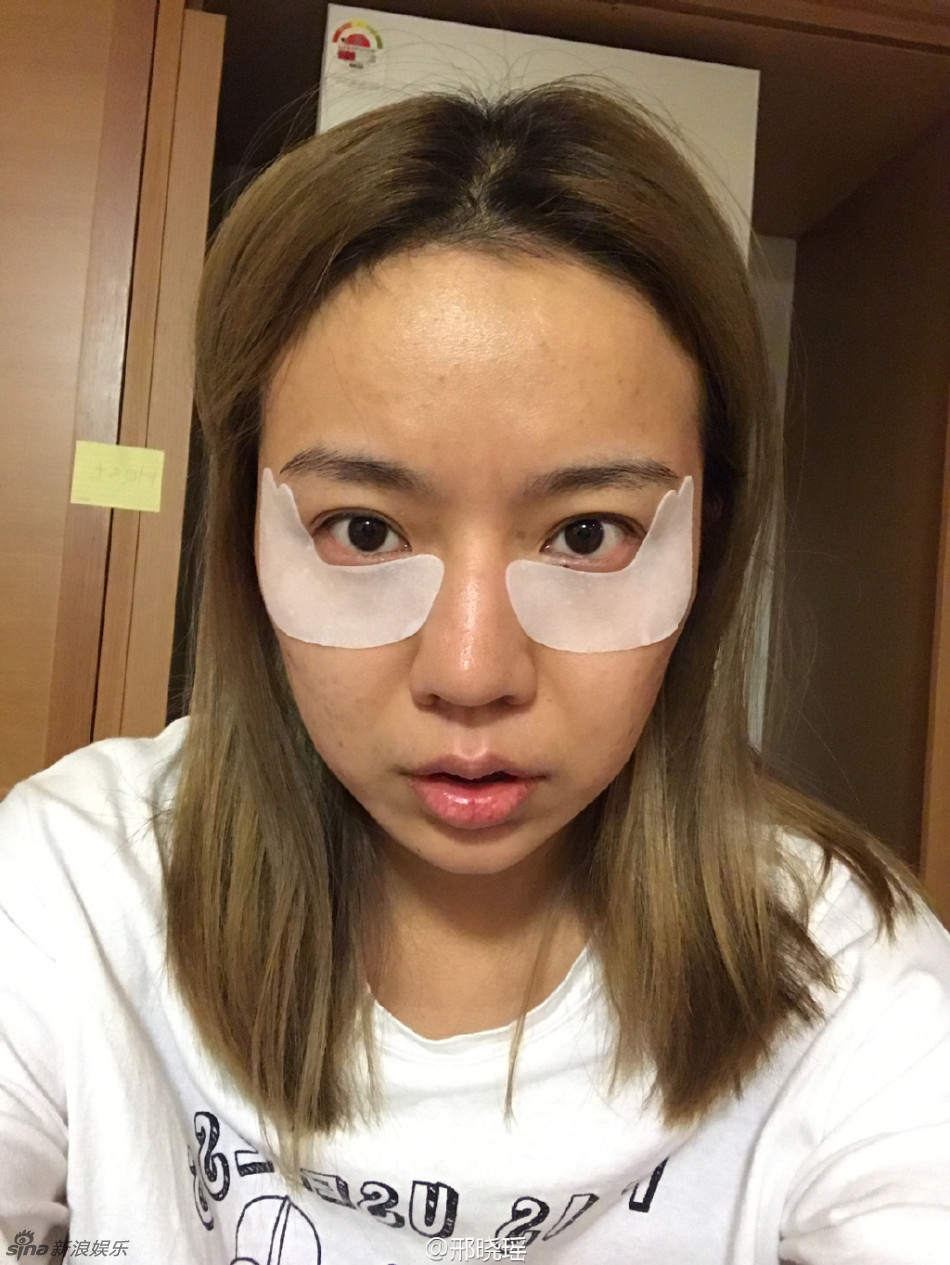 新浪娱乐讯 日前,网红邢晓瑶在微博晒出妆前妆后的照片,堪称易容术.