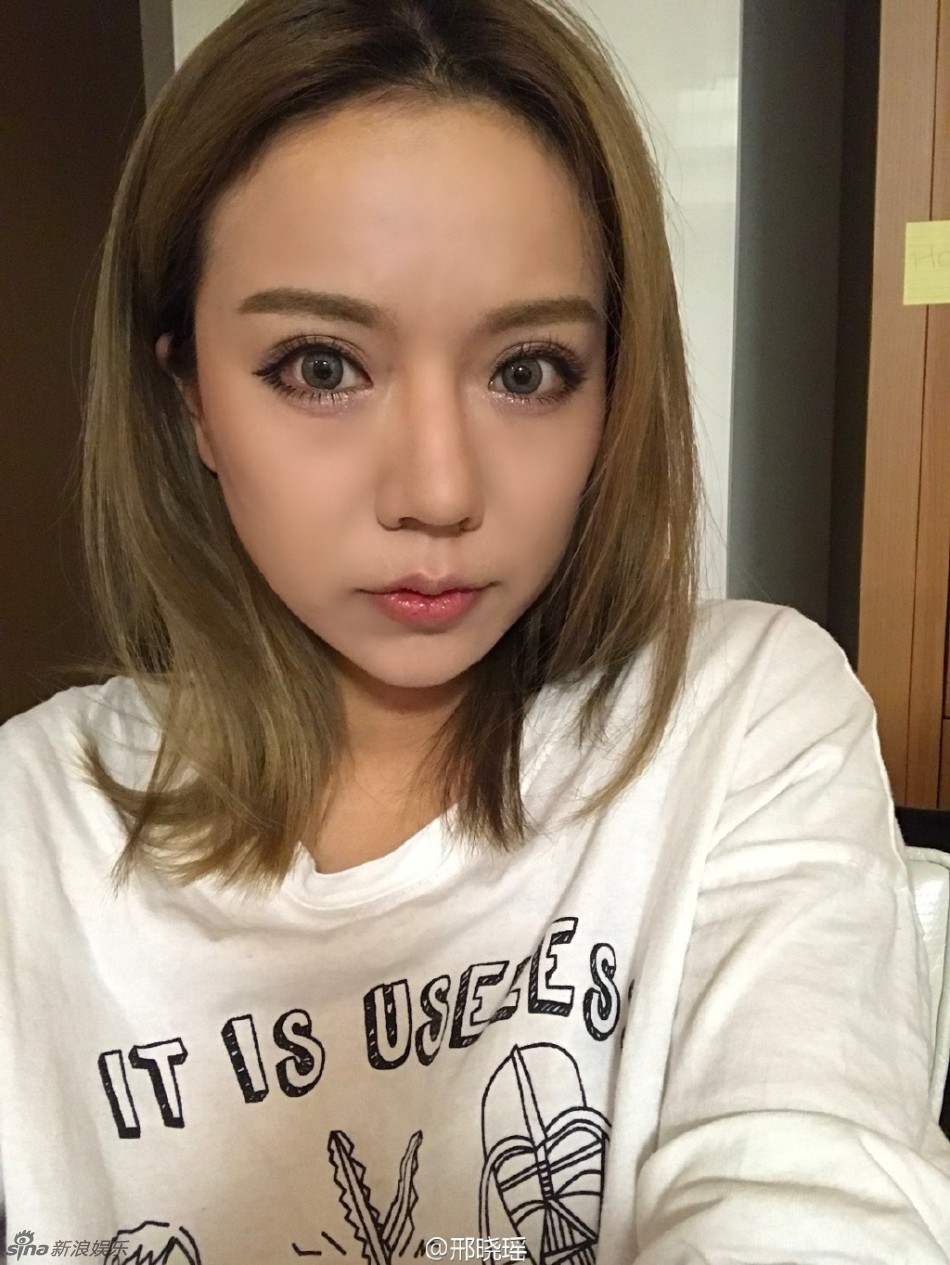 新浪娱乐讯 日前,网红邢晓瑶在微博晒出妆前妆后的照片,堪称易容术.