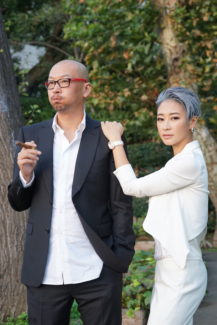 组图:梁静管虎东京甜蜜街拍 牵手秀恩爱羡煞人_高清