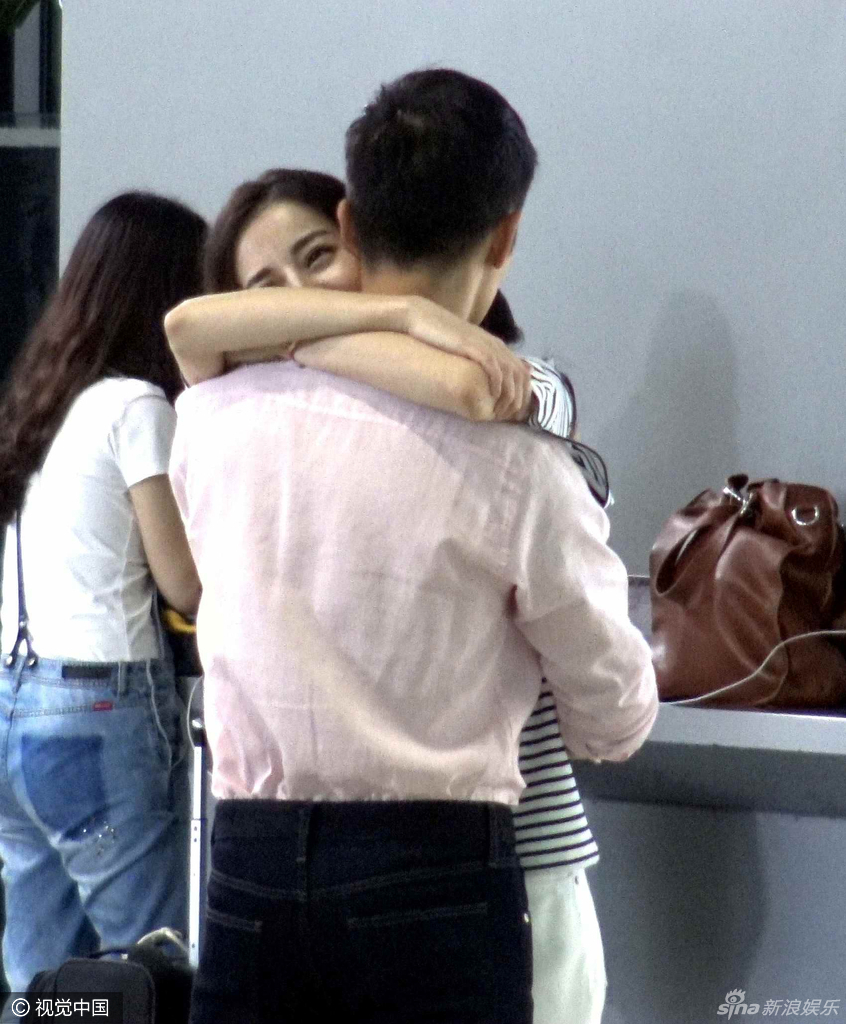 甜蜜!迪丽热巴盛一伦机场拍戏引围观-新华网云