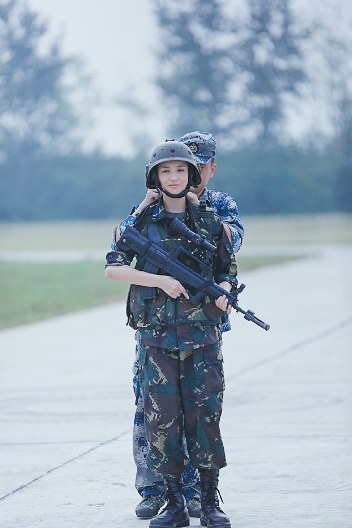 组图:《真男》女兵新战袍pk男兵 上演实战对决_高清