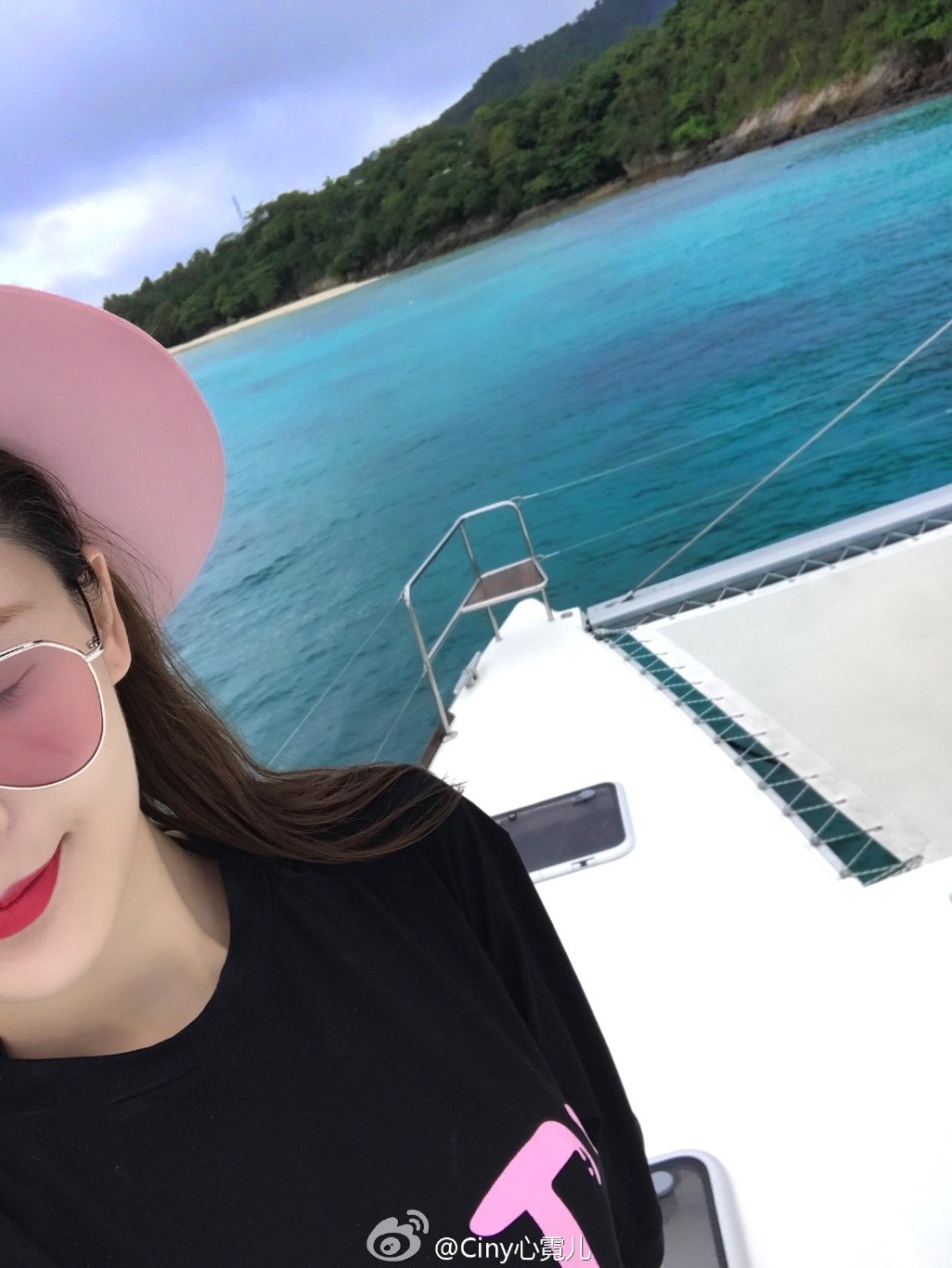 组图 出海浪噜 网红孕妈心霓儿比基尼秀性感