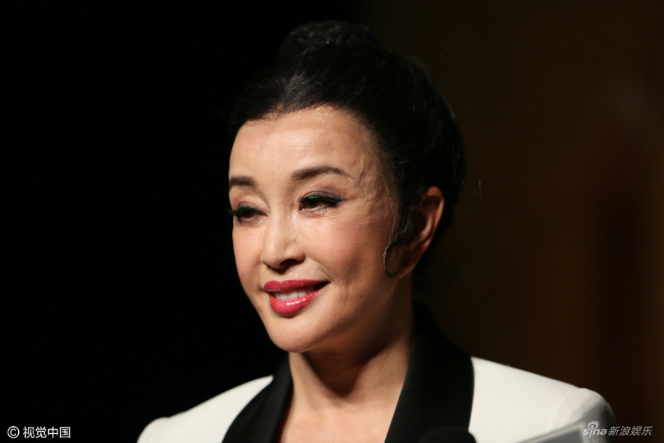 61岁刘晓庆近照浓妆难掩真实状态_高清